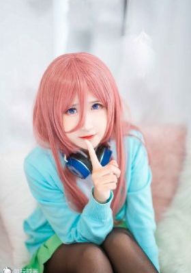 女仆露出双乳给客人玩